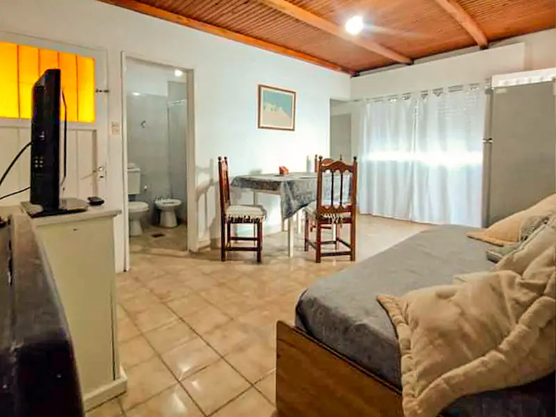 Interior del hospedaje de Adán López, en Luis Beltrán, Río Negro.