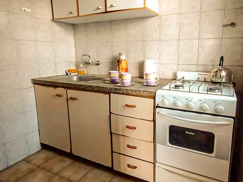 Cocina del hospedaje de Adán López, en Luis Beltrán, Río Negro.