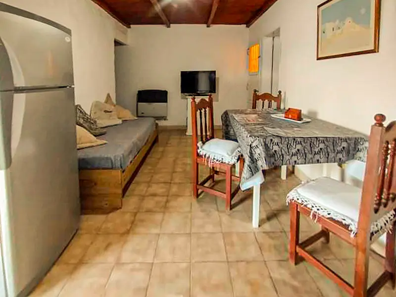 Interior del hospedaje de Adán López, en Luis Beltrán, Río Negro.