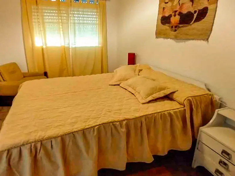 Habitación del hospedaje de Adán López, en Luis Beltrán, Río Negro.