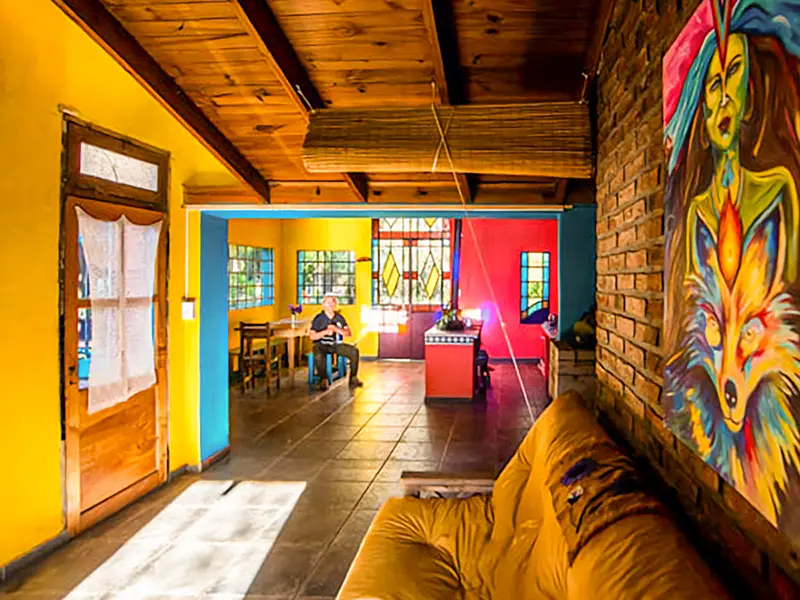 Interior del hospedaje "Casita del Bosque", en Luis Beltrán, Río Negro.