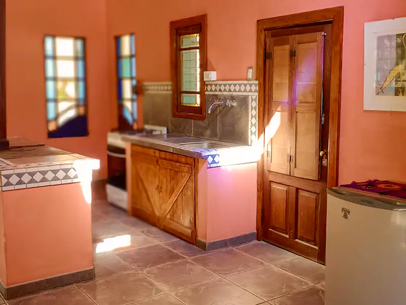 Cocina del hospedaje "Casita del Bosque", en Luis Beltrán, Río Negro.