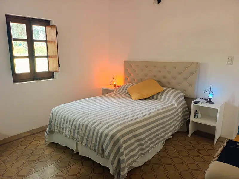 Habitación doble del hospedaje "La Gentilina", en Luis Beltrán, Río Negro.