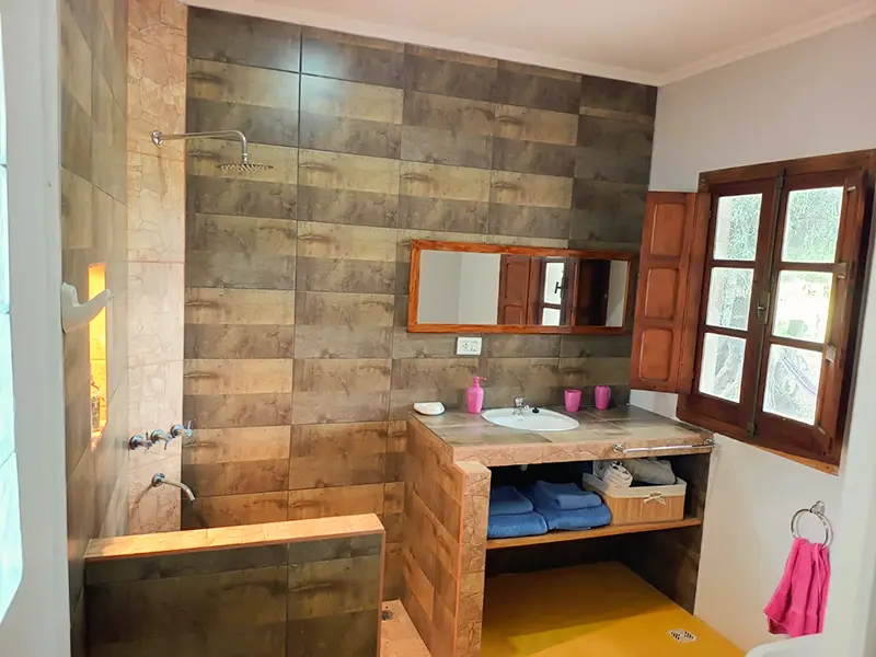 Baño del hospedaje "La Gentilina", en Luis Beltrán, Río Negro.