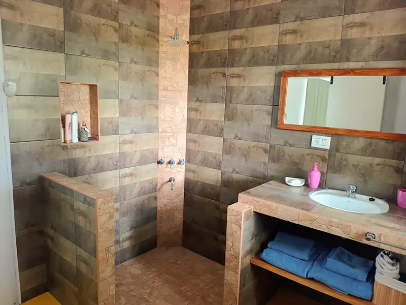 Baño del hospedaje "La Gentilina", en Luis Beltrán, Río Negro.
