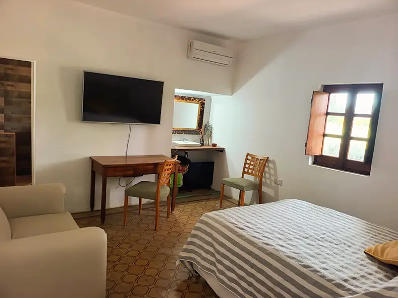 Habitación del hospedaje "La Gentilina", en Luis Beltrán, Río Negro.