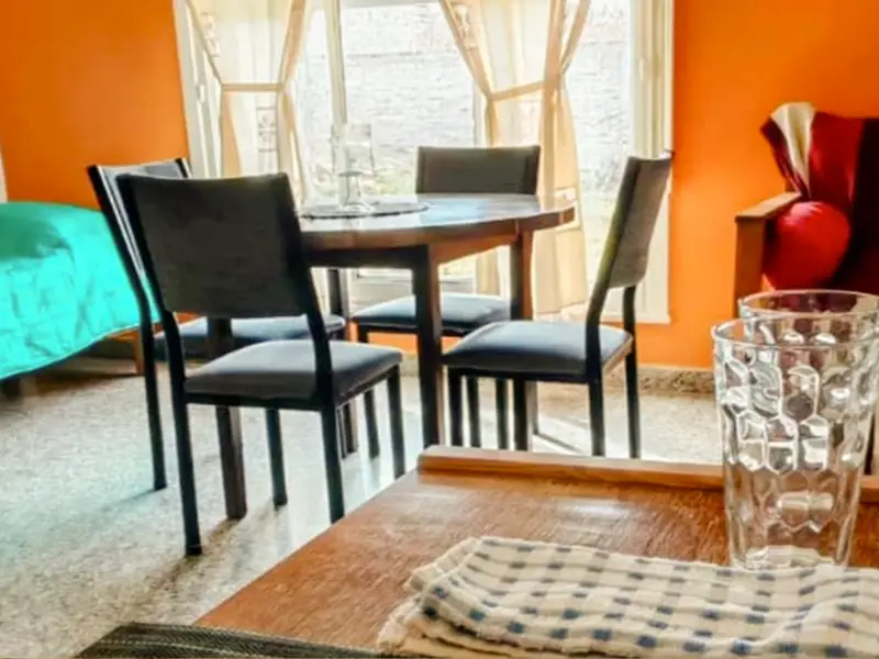 Comedor del hospedaje "La Gentilina", en Luis Beltrán, Río Negro.