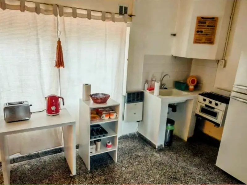 Cocina del hospedaje "La Gentilina", en Luis Beltrán, Río Negro.