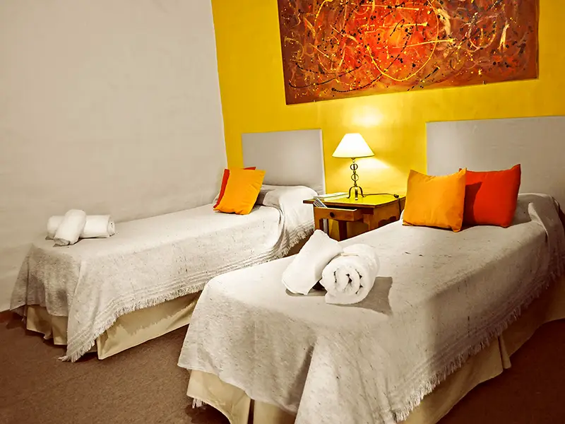 Habitación doble twin del Hotel Pirri, en Luis Beltrán, Río Negro.