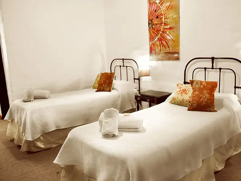 Habitación doble twin del Hotel Pirri, en Luis Beltrán, Río Negro.