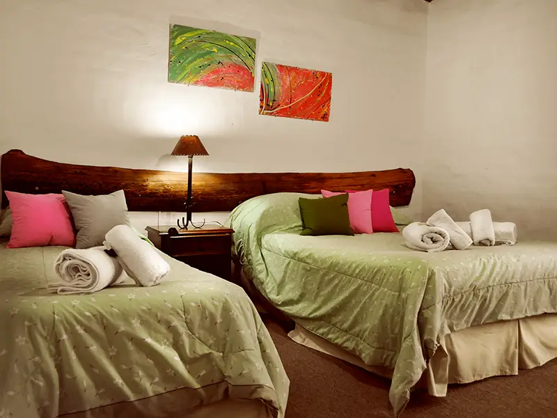 Habitación triple (doble y twin) del Hotel Pirri, en Luis Beltrán, Río Negro.