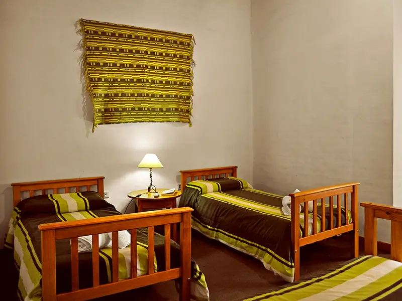 Habitación triple twin del Hotel Pirri, en Luis Beltrán, Río Negro.