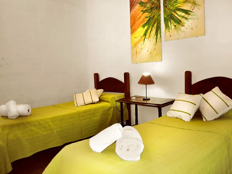 Habitación doble twin del Hotel Pirri, en Luis Beltrán, Río Negro.