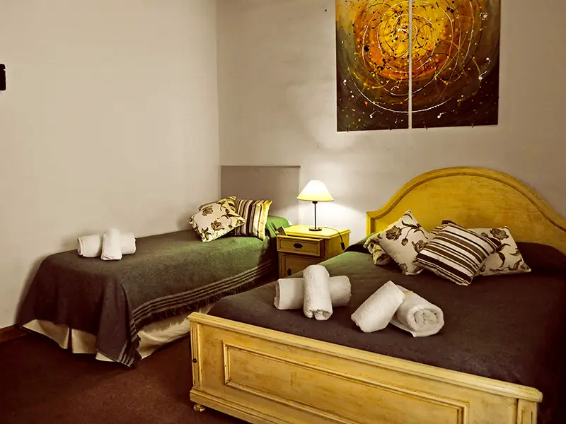 Habitación triple del Hotel Pirri, en Luis Beltrán, Río Negro.