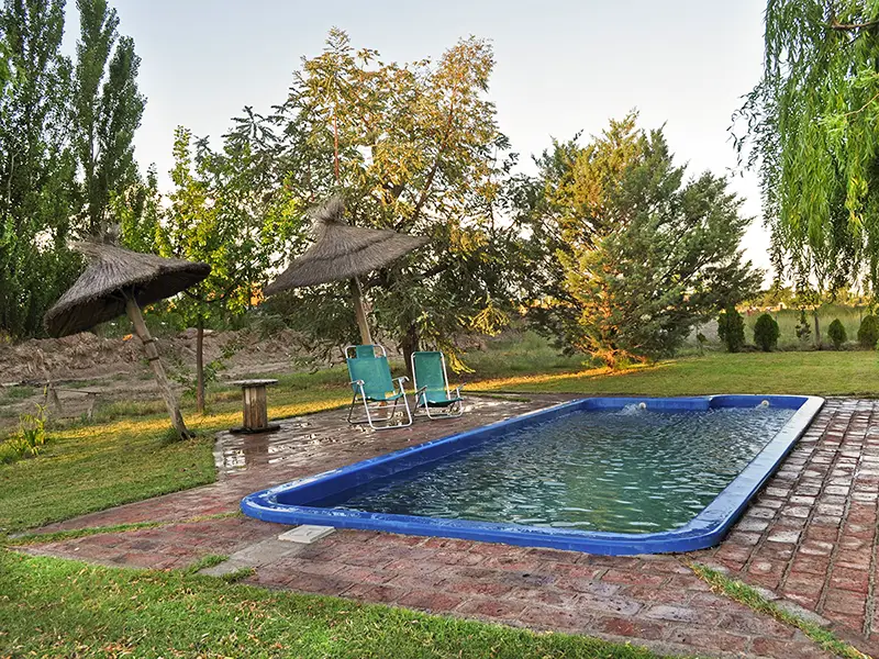 Pileta y jardín del Hotel Pirri, en Luis Beltrán, Río Negro.
