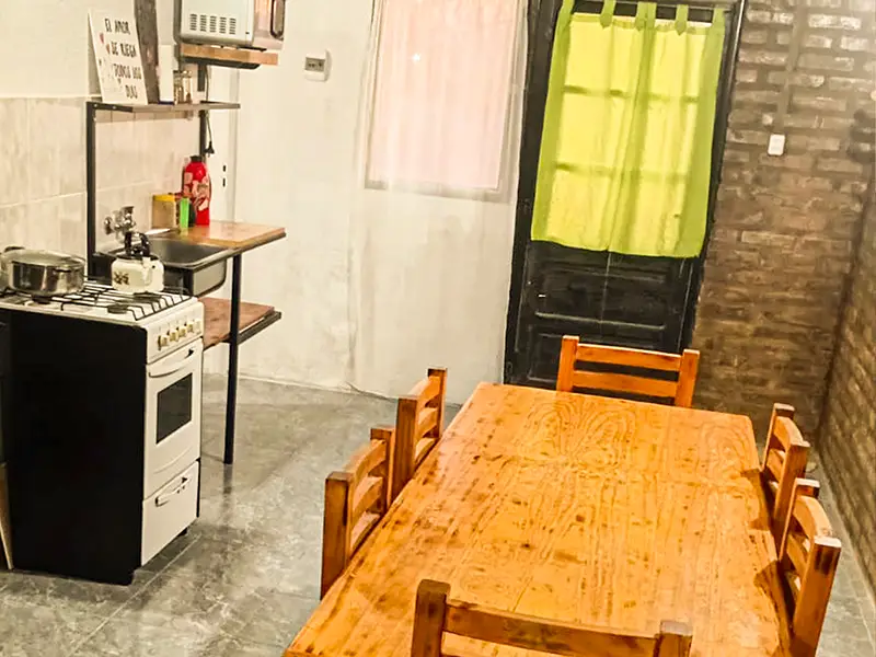 Cocina y comedor del hospedaje "JS", en Luis Beltrán, Río Negro.