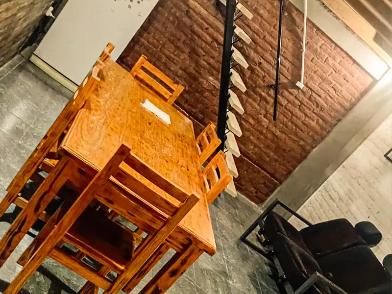 Comedor del hospedaje "JS", en Luis Beltrán, Río Negro.