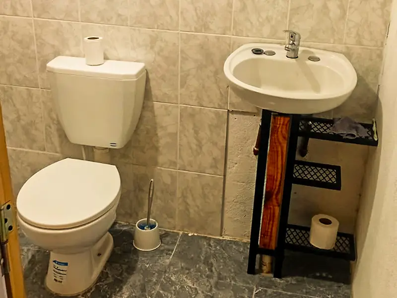 Baño del hospedaje "JS", en Luis Beltrán, Río Negro.
