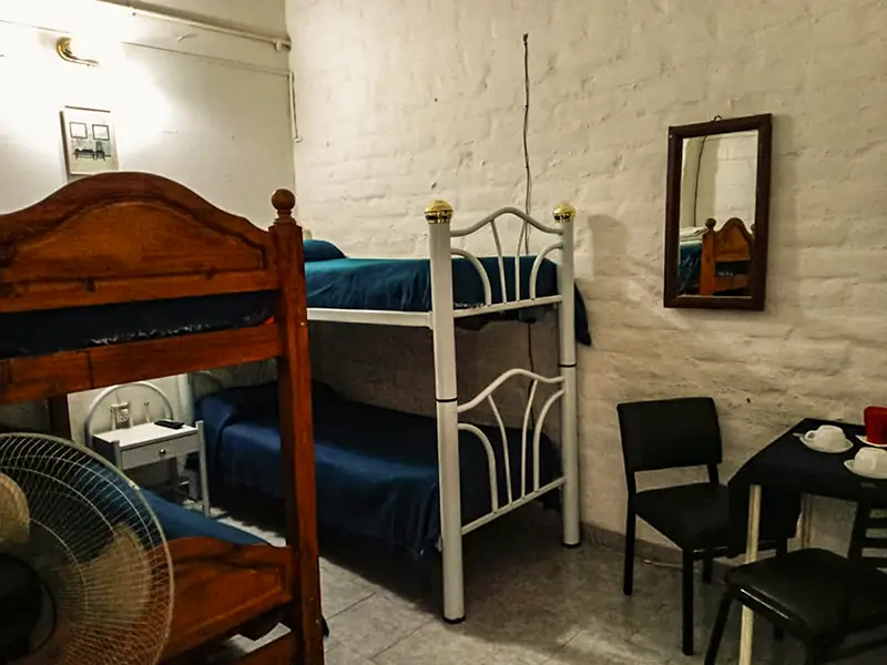 Habitación del Hospedaje "Luis Beltrán", en Luis Beltrán, Río Negro.
