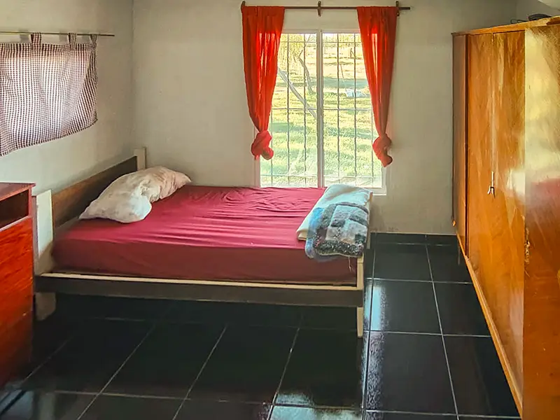 Habitación del hospedaje "Rincón Verde", en Luis Beltrán, Río Negro.