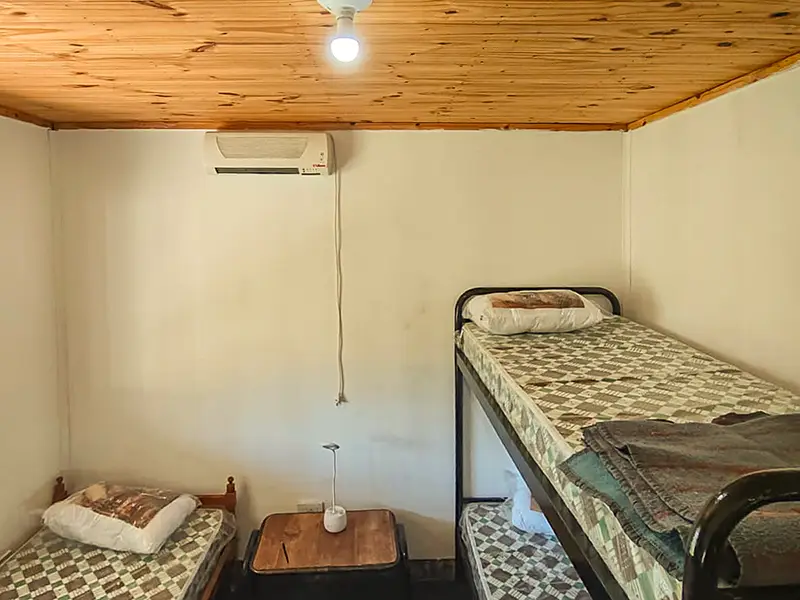 Habitación del hospedaje "Rincón Verde", en Luis Beltrán, Río Negro.