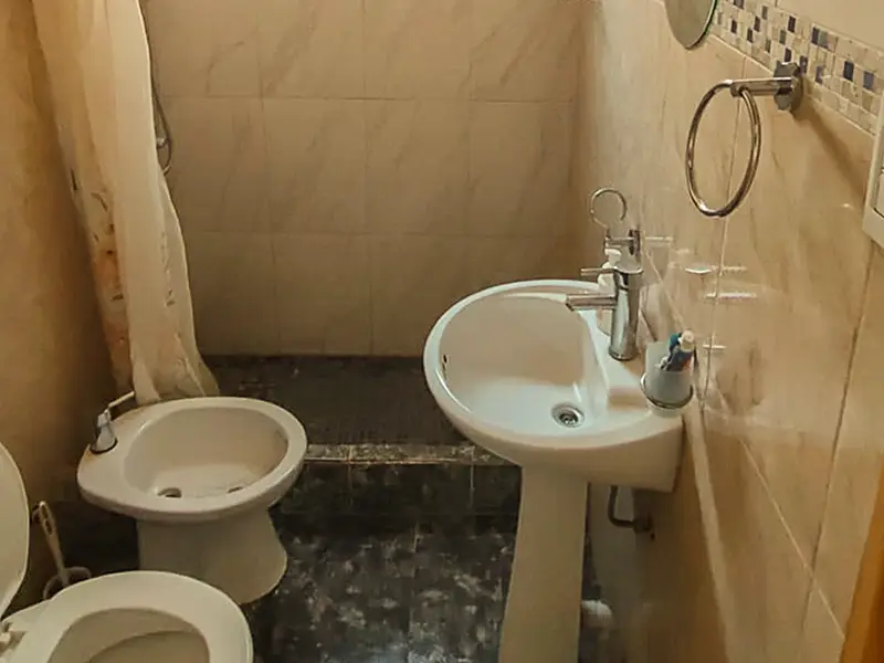 Baño del hospedaje "Rincón Verde", en Luis Beltrán, Río Negro.